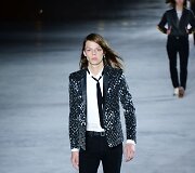 &bdquo;Saint Laurent&ldquo; 2018 m. pavasario ir vasaros kolekcijos modelis