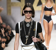 &bdquo;Chanel&ldquo; 2022 m. pavasario ir vasaros kolekcijos modelis