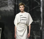 &bdquo;Christian Dior&ldquo; 2019&ndash;2020 m. rudens ir žiemos auk&scaron;tosios mados kolekcijos modelis