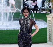 &bdquo;Chanel Haute Couture&ldquo; pavasario ir vasaros kolekcijos modelis 