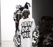 &bdquo;Jeremy Scott&ldquo; 2019&ndash;2020 m. rudens ir žiemos kolekcijos modelis