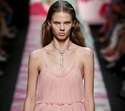 &bdquo;Blumarine&ldquo; 2020 m. pavasario ir vasaros kolekcijos modelis