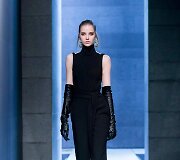 &bdquo;Elie Saab&ldquo; 2021&ndash;2022 m. rudens ir žiemos kolekcijos modelis