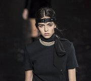 &bdquo;Yves Saint Laurent&ldquo; 2019 m. pavasario ir vasaros kolekcijos modelis