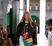&bdquo;Louis Vuitton&ldquo; 2021 m. pavasario ir vasaros kolekcijos modelis