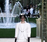 &bdquo;Chanel Haute Couture&ldquo; pavasario ir vasaros kolekcijos modelis 