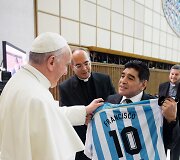 Popiežius Pranci&scaron;kus priima dovaną i&scaron; Diego Maradonos