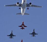 &Scaron;veicarijos oro pajėgų akrobatų komandos &bdquo;Patrouille Suisse&ldquo; lydimas lėktuvas &bdquo;Airbus A320&ldquo; 