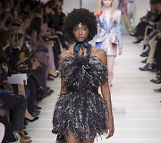 &bdquo;Giorgio Armani Priv&eacute;&ldquo; 2018 m. pavasario ir vasaros auk&scaron;tosios mados kolekcijos modelis