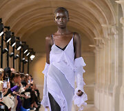 Victorios Beckham 2023 m. pavasario/vasaros kolekcija &bdquo;Ready to wear&ldquo; 