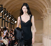 Victorios Beckham 2023 m. pavasario/vasaros kolekcija &bdquo;Ready to wear&ldquo; 