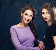 I&scaron;leistuvių makiažas pagal Simoną Pajedaitę (de&scaron;inėje)