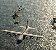 Sunkieji sraigtasparniai CH-53E &bdquo;Super Stallion&ldquo; gabendami krovinį ore pasipildo degalų