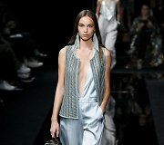 &bdquo;Emporio Armani&ldquo; 2020 m. pavasario ir vasaros kolekcijos modelis