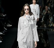 &bdquo;Emporio Armani&ldquo; 2020 m. pavasario ir vasaros kolekcijos modelis