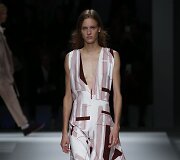 &bdquo;Hugo Boss&ldquo; 2019 m. pavasario ir vasaros kolekcijos modelis