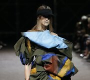 &bdquo;Yohji Yamamoto&ldquo; 2019 m. pavasario ir vasaros kolekcijos modelis