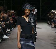 &bdquo;Yohji Yamamoto&ldquo; 2019 m. pavasario ir vasaros kolekcijos modelis
