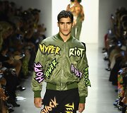 &bdquo;Jeremy Scott&ldquo; 2019 m. pavasario ir vasaros kolekcijos modelis