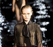 &bdquo;Yves Saint Laurent&ldquo; 2019 m. pavasario ir vasaros kolekcijos modelis