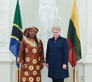 Lietuvos prezidentė Dalia Grybauskaitė ir Jungtinės Tanzanijos Respublikos ambasadorė Dora Mmari Msechu