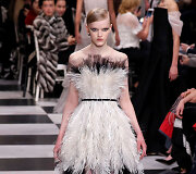 &bdquo;Christian Dior Haute Couture&ldquo; 2018 m. pavasario ir vasaros kolekcijos modelis