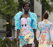 &bdquo;Moschino&ldquo; 2022 m. pavasario ir vasaros kolekcijos modelis