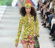 &bdquo;Michael Kors&ldquo; 2019 m. pavasario ir vasaros kolekcijos modelis