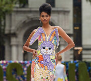 &bdquo;Moschino&ldquo; 2022 m. pavasario ir vasaros kolekcijos modelis