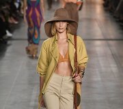 &bdquo;Alberta Ferretti&ldquo; 2020 m. pavasario ir vasaros kolekcijos modelis