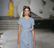 &bdquo;Carolina Herrera&ldquo; 2018 m. pavasario ir vasaros kolekcijos modelis