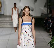 &bdquo;Carolina Herrera&ldquo; 2018 m. pavasario ir vasaros kolekcijos modelis
