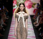 &bdquo;Blumarine&ldquo; 2020 m. pavasario ir vasaros kolekcijos modelis