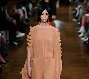 &bdquo;Stella McCartney&ldquo; 2020 m. pavasario ir vasaros kolekcijos modelis