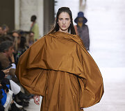 &bdquo;Nina Ricci&ldquo;  2020&ndash;2021 m. rudens ir žiemos kolekcijos modelis