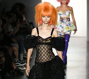 &bdquo;Jeremy Scott&ldquo; 2020 m. pavasario ir vasaros kolekcijos modelis