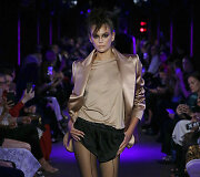 &bdquo;Tom Ford&ldquo; 2020 m. pavasario ir vasaros kolekcijos modelis