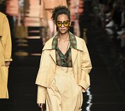 &bdquo;Fendi&ldquo; 2020 m. pavasario ir vasaros kolekcijos modelis