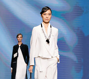 &bdquo;Giorgio Armani&ldquo; 2021 m. pavasario ir vasaros kolekcijos modelis