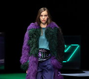 &bdquo;Emporio Armani&ldquo; 2021&ndash;2022 m. rudens ir žiemos kolekcijos modelis