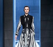 &bdquo;Elie Saab&ldquo; 2021&ndash;2022 m. rudens ir žiemos kolekcijos modelis