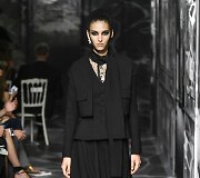 &bdquo;Christian Dior&ldquo; 2019&ndash;2020 m. rudens ir žiemos auk&scaron;tosios mados kolekcijos modelis