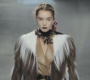 &bdquo;Rodarte&ldquo; 2016 m. rudens-žiemos kolekcijos modelis