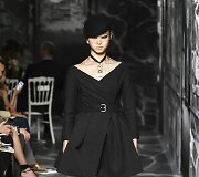 &bdquo;Christian Dior&ldquo; 2019&ndash;2020 m. rudens ir žiemos auk&scaron;tosios mados kolekcijos modelis