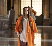 &bdquo;Valentino&ldquo; 2021 m. pavasario ir vasaros auk&scaron;tosios mados kolekcijos modelis