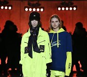 &bdquo;Tommy Hilfiger&ldquo; 2020 m. pavasario ir vasaros kolekcijos modelis