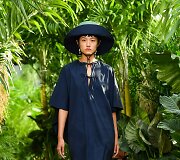 &bdquo;Jason Wu&ldquo; 2021 m. pavasario ir vasaros kolekcijos modelis