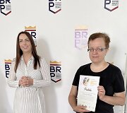 Padėka Vilniaus Barboros Radvilaitės dailės mokytojai Dianai Zviedrienei (de&scaron;inėje)