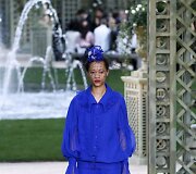 &bdquo;Chanel Haute Couture&ldquo; pavasario ir vasaros kolekcijos modelis 