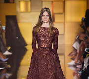 &bdquo;Elie Saab&ldquo; 2015 m. auk&scaron;tosios mados kolekcijos modelis 